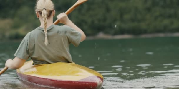 Młoda Blond Kobieta Spływy Kajakowe Rzece — Wideo stockowe