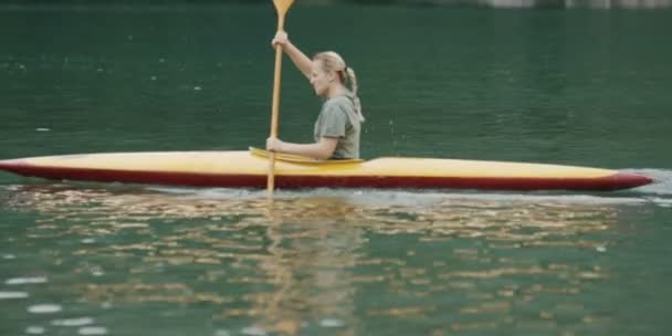 Giovane Donna Bionda Kayak Sul Fiume — Video Stock