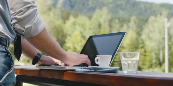 Junger Hübscher Geschäftsmann Mit Laptop Outdoor Café — Stockvideo