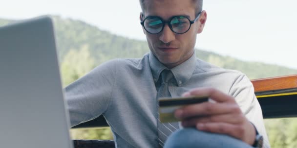 Schöner Geschäftsmann Brille Mit Modernem Laptop Und Kreditkarte Café Freien — Stockvideo