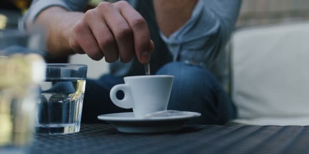 Geschäftsmann Bei Einer Kaffeepause Schuss Auf Rotes Helium — Stockvideo