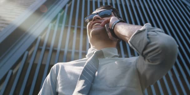 Casual Masculino Usando Teléfono Cerca Edificio Moderno Disfrutando Día Soleado — Vídeo de stock