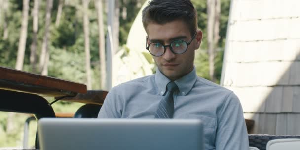 Joven Freelancer Sentado Escribiendo Delante Computadora Portátil Caffe Disparo Red — Vídeos de Stock