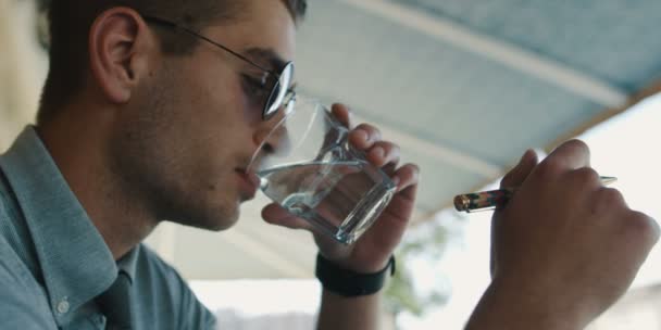 休闲商人饮用玻璃水 — 图库视频影像