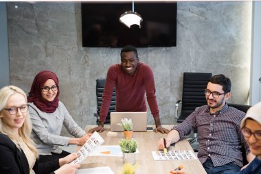 Office toplantıda üzerinde tartışırken farklı iş arkadaşları. Yeni iş fikirleri ofisindeki beyin fırtınası arkadaşları.