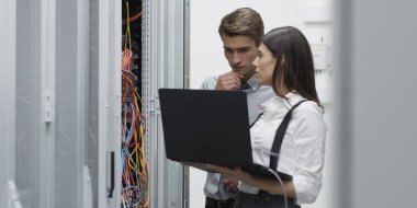 Sunucu odası Server'da analiz edilirken dizüstü kullanarak teknisyenleri