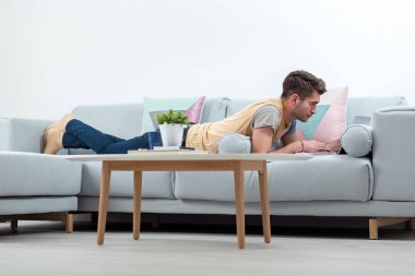 Ev freelancing çalışan genç hipster işadamı 