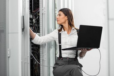 Sunucu odasına dizüstü bilgisayar ile bir sorunu gidermekle genç uzman tehnician