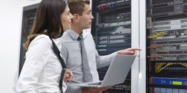 Sunucu odası Server'da analiz edilirken dizüstü kullanarak teknisyenleri