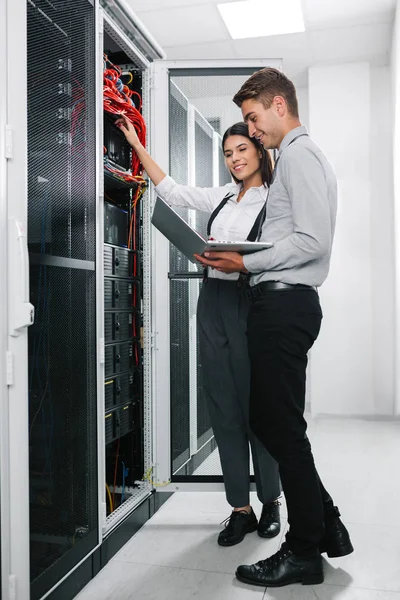 Experten Prüfen Supercomputer Server — Stockfoto