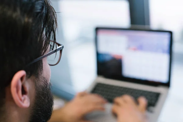 Primer Plano Hombre Negocios Barbudo Con Gafas Sentado Computadora Portátil — Foto de Stock