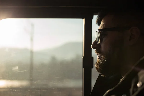 Портрет Человека Солнечных Очках Бородой Смотрящего Окно Время Заката — стоковое фото