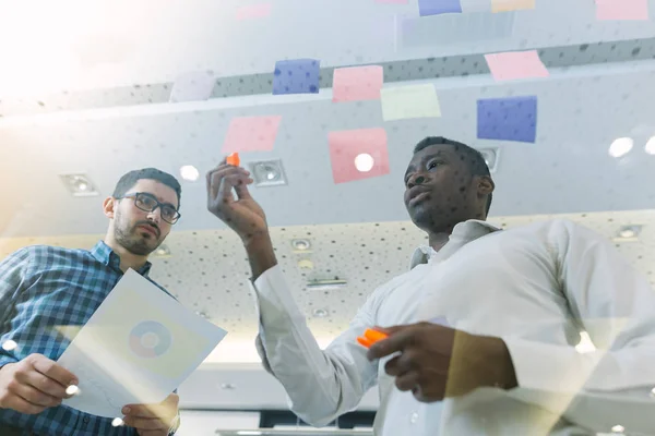 Creative Business Team Som Skriver Självhäftande Anteckningar Office Kollegor Brainstorming — Stockfoto