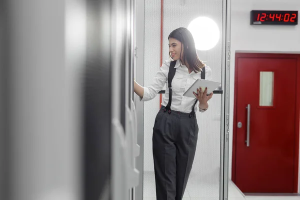 Técnico Analizando Servidor Sala Servidores — Foto de Stock