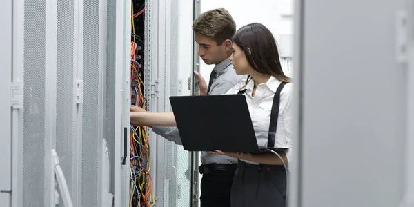 Techniker Mit Laptop Bei Der Analyse Des Servers Serverraum — Stockfoto