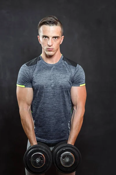 Jovem Muscular Homem Exercício Com Halteres Fundo Preto — Fotografia de Stock