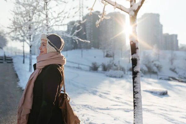 Портрет Красивой Скандинавской Женщины Гуляющей Наслаждающейся Зимней Погодой — стоковое фото