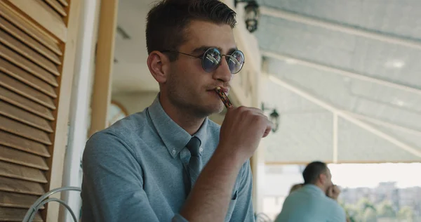 Hipster Joven Con Gafas Sol Trabajando Fuera Oficina — Foto de Stock