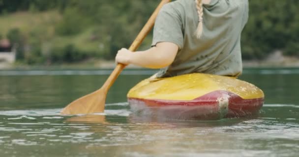 カヤックを漕ぐ女性 赤いヘリウム で撮影 — ストック動画