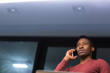 Siyah işadamı stresfull hayat fazla mesai geceleri dizüstü bilgisayar kullanarak