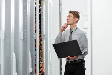 Sunucu odası Server'da analiz edilirken dizüstü kullanarak teknisyen