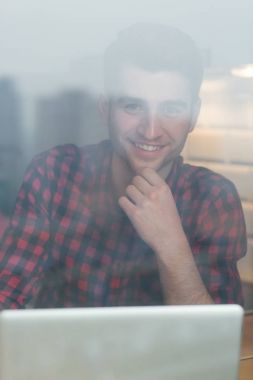 Ekose gömlekli pencereden iş adamı vurdu