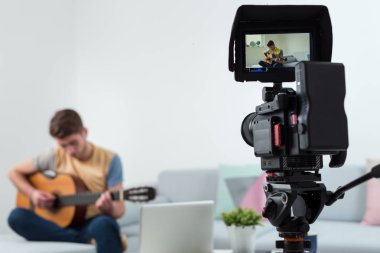 Genç erkek hipster blogger kayıt video evde