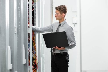 Sunucu odası Server'da analiz edilirken dizüstü kullanarak teknisyen