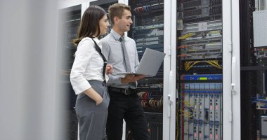 Sunucu odası Server'da analiz edilirken dizüstü kullanarak teknisyenleri