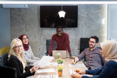 Office toplantıda üzerinde tartışırken farklı iş arkadaşları. Yeni iş fikirleri ofisindeki beyin fırtınası arkadaşları.