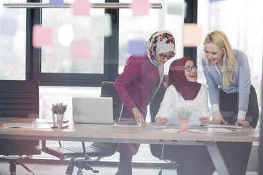 Yapışkan notlar ofis yazma yaratıcı iş takım. Yeni iş fikirleri ofisindeki beyin fırtınası arkadaşları.