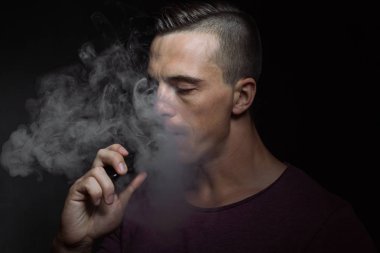 Adam vaping ecigarette Studio siyah arka plan üzerine izole