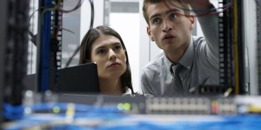 Sunucu odası Server'da analiz edilirken dizüstü kullanarak teknisyenleri