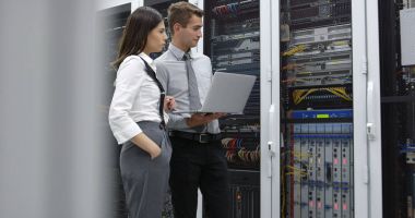 Sunucu odası Server'da analiz edilirken dizüstü kullanarak teknisyenleri