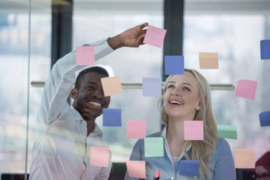 Yapışkan notlar ofis yazma yaratıcı iş takım. Yeni iş fikirleri ofisindeki beyin fırtınası arkadaşları.