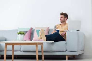 Ev freelancing çalışan genç hipster işadamı 