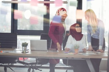 Yapışkan notlar ofis yazma yaratıcı iş takım. Yeni iş fikirleri ofisindeki beyin fırtınası arkadaşları.