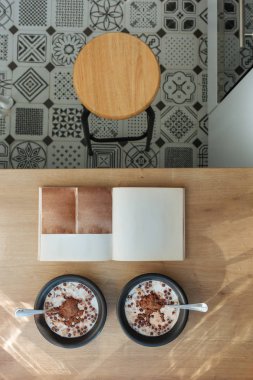 Masa üstü yemeye hazır tahıllar çifti. Sevgi ve ihale kavramı