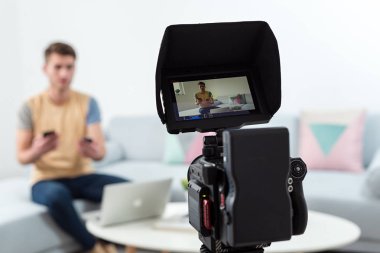 Genç erkek hipster blogger kayıt video evde