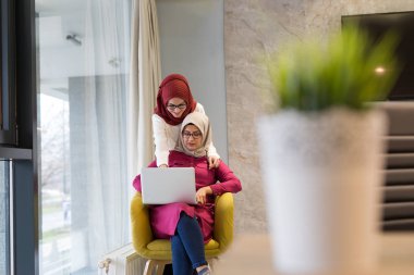 Modern ofis içinde laptop üzerinde hijab ile iki kadın.