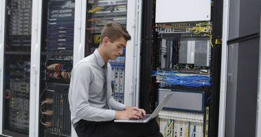 Teknisyen bir sunucu odası rafa bakım görevlerini gerçekleştirme