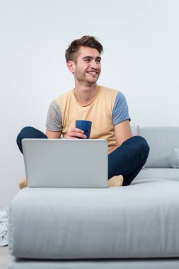 Kahve içme ve rahat evde çalışan adam
