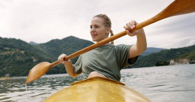 Gölde kürek güzel ve genç birbayan. Tatil zamanında rekreasyon