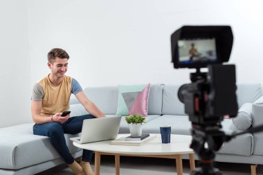 Genç erkek hipster blogger kayıt video evde