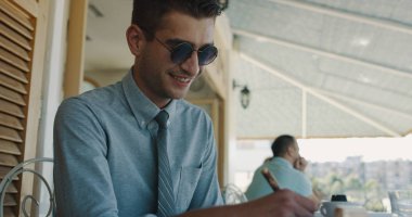 Ofis dışında giyen sunglesses çalışma hipster genç adam.