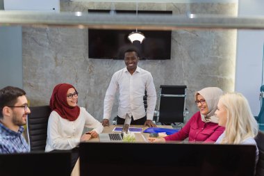 Office toplantıda üzerinde tartışırken farklı iş arkadaşları. Yeni iş fikirleri ofisindeki beyin fırtınası arkadaşları.