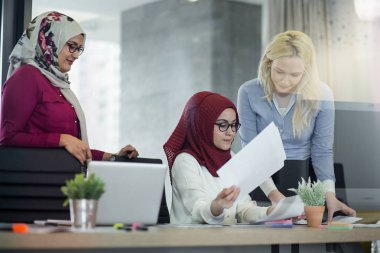 Office toplantıda üzerinde tartışırken farklı iş arkadaşları. Yeni iş fikirleri ofisindeki beyin fırtınası arkadaşları.