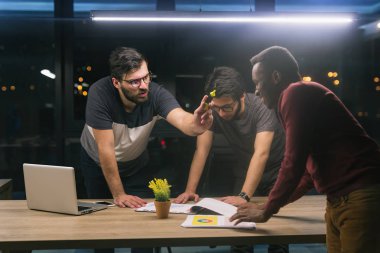 iş arkadaşları, fazla çalışma, son tarih ve insan kavramı - ofiste gece geç saatlerde çalışma