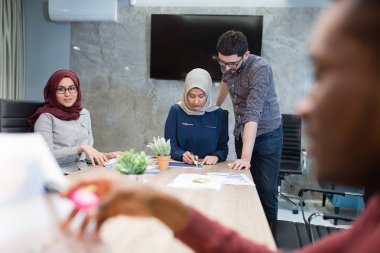 Office toplantıda üzerinde tartışırken farklı iş arkadaşları. Yeni iş fikirleri ofisindeki beyin fırtınası arkadaşları.