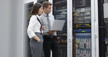 Sunucu odası Server'da analiz edilirken dizüstü kullanarak teknisyenleri